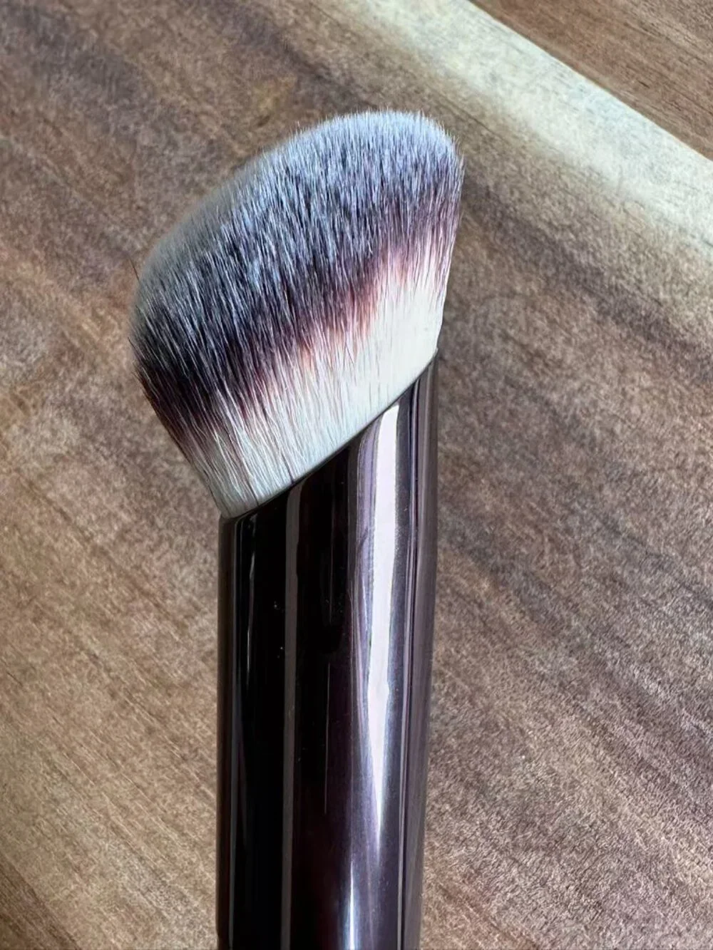 Hourglass Ambient Soft Glow Foundation Brush